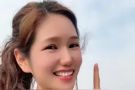 怎样不花一分钱轻松收出墙洞石洞里的蜜蜂 墙洞石洞里的蜜蜂怎样收出来，今天教你用两个简单实用还不花钱的方法把它收回来。每天从评论区挑选一条大家最关心的问题，以作品的方式来回复大家。希望能帮助更多养蜜蜂的朋友在养蜂的路上少走弯路。还想看到您免费的红心和关注，新手朋友可以点个收藏，以后遇到石洞蜂就再也不愁怎么收了。话不多说直接上干货，第一，准备一张蜜蜂过不去的铁纱网，几颗樟脑丸还有一个收蜂笼，等傍晚蜜蜂回巢之后，用纱网盖住所有的洞口，让蜜蜂既透气又出不来。沙网的周围用些泥土把它封好，起到一个固定的作用，一个星期以后，蜜蜂在里面已经缺蜜段子了，关键的是蜜蜂还有一个宁死不在巢内排泄的特性，所以呢，憋的非常的难受。此时我们找一个有太阳的中午，用一根直径超过20公分的透明塑料管，一头穿进蜂巢，管子周围用泥土堵好，另一头连接到蜂箱或者收蜂笼里面。蜜蜂在里面憋了很久，又看见管子有光线就会顺着管子爬近蜂箱或收蜂笼。等蜜蜂大部分出来后如果蜂王还没有出来，在把樟脑丸磨成粉，放到管子里吹进蜂巢，蜜蜂受到樟脑丸粉末的刺激，马上就会倾巢而出在附近接团啦#蜜蜂 #养蜂人 #记录我的农村生活 #诱蜂 #户外找蜂 @蜂妹子小号 @户外江湖蜂妹子 @DOU+小助手 @抖音创作小助手 @创作灵感小助手