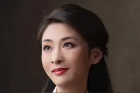 刀郎演唱会现场话筒突然没声  刀郎老师现场修话筒 表情太真实 太可爱啦 😂憨态一笑有点萌😂