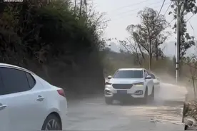 86岁老人无儿无女，出院后被救护车送回，全村村民自发守护到深夜，在外打工的人也急忙往回赶，这就是农村人独有的人情味#上热门#暖心时刻#支持抖音传递正能量视频封面