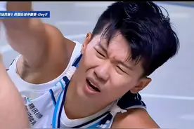 巨龙先生周楷恒脚踝受伤 #周楷恒 #篮场风暴 #周楷恒受伤