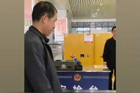 如果在火车站安检时发现了自己的遗失物品，可以按照以下步骤进行处理： 立即认领 1. 向安检人员说明情况：    - 清楚地告诉安检员你遗失了物品，并描述其特征。 2. 留下联系方式：    - 提供有效的身份证件信息和联系方式，以便工作人员核实身份。 3. 等待工作人员协助：    - 安检人员会帮你查找并确认遗失物品的位置。 如果未能当场认领 1. 前往失物招领处：    - 火车站通常设有专门的失物招领处，你可以前往那里寻找。 2. 提供详细信息：    - 向工作人员详细描述遗失物品的特征、丢失时间和地点。 3. 填写失物登记表格：    - 如有必要，可能需要填写一份失物登记表以便记录和追踪。 4. 留下联系方式：    - 再次确认并留下你的联系方式，以便工作人员在有消息时及时通知你。 后续跟进 1. 定期查询：    - 如果一段时间内没有收到通知，可以定期回失物招领处询问。 2. 关注公告：    - 有些火车站会在公告栏发布失物招领信息，留意查看。 3. 使用官方APP或网站：    - 现在很多火车站都有自己的官方APP或网站，可以在上面查询失物信息。 注意事项 - 保管好个人物品：在安检过程中，确保自己的随身物品始终在自己的视线范围内。 - 及时认领：遗失物品被他人捡到后可能会被上交至失物招领处，越早认领成功率越高。 - 保持耐心：有时候寻找遗失物品可能需要一些时间，保持耐心并积极配合工作人员。 希望这些建议能帮助你顺利找回遗失的物品！(转载青藏铁路)视频封面