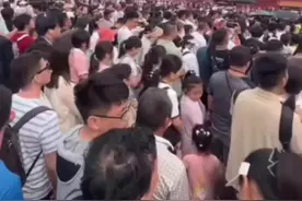 你后悔了吗？ 人工智能回答：- 杭州西湖：2025年五一假期首日，西湖景区接待客流量50.47万人次，其中收费公园客流量13.03万人次，免费景区客流量37.44万人次。据相关报道，今年五一劳动节杭州西湖单日客流量突破80万人次，景区内外人潮涌动，湖边许多游客提前搭帐篷过夜抢占观景位置，游船供不应求，苏堤上人流如织。  - 北京故宫：故宫博物院2025年五一期间每日限流6万人次，较2024年减少2万。2025年五一假期首日，故宫游客流量爆棚，午门口排起了长长的队伍，队伍长至50米左右。  - 太原动物园：据2024年“五一”假期数据，太原动物园共接待游客20.56万人次。2025年五一假期也出现线上售票系统崩溃，虎园售票窗口排队几百人的情况。  - 太原迎泽公园：2024年“五一”假期期间，迎泽公园共接待游客59.25万人次。2025年五一假期，有数据显示其游客量在市属公园中排名靠前。视频封面