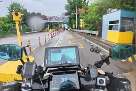 云南摩托车上高速居然免费，你敢信？ 但是要切记靠右行驶