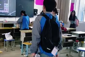 男生转学特意来给女同桌告别，这一抱  可能是学生时代青涩的纯真，是未来一生难忘的回忆，是永远不可磨灭的记忆#校园生活 #青春视频封面