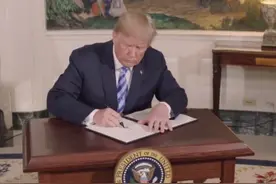 美国海关与边境保护局4月11日晚宣布，联邦政府已同意对智能手机、电脑、芯片等电子产品免除所谓“对等关税”。#美国 #关税 #电子产品视频封面