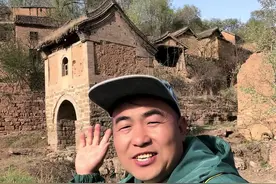 #古村落#无人村 赵金、赵银、赵财、赵宝弟兄四个跑几百公里建个村，没想到位置还没选对视频封面