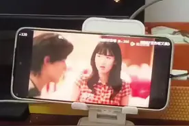 一直有个冲动的想法，把自己的经历写成小说!可是，我该如何写我呢？写自己满心欲望却两手空空？写渴望安定平静的生活却堕入江湖与人讨价还价跌宕坎坷？写自己失去了爱的能力却又相信爱情？写无怨无悔的付出总被人误解？写一心想陪伴年老的母亲又被生活逼迫得背井离乡？#我的日常生活