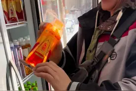 东鹏特饮“一元乐享”活动中的中奖几率，可以尝试以下方法： 1.观察瓶盖标识： 在光线充足的地方，观察瓶盖内侧的字样。如果看到“壹元乐享”，则表示中奖，可以用一元兑换一瓶饮料。如果看到“谢谢品尝”，则未中奖。 2.使用工具辅助： 可以使用手电筒从瓶子底部照射瓶盖，这样可以更清晰地看到字样。也可以将瓶子倒放，通过光线反射来查看。 3.选择合适的角度和光线： 调整手电筒的角度和光线强度，以便更好地观察瓶盖内部的字样。光线过强或过弱可能影响观察效果。 4.实践和经验积累： 多购买几瓶东鹏特饮，尝试不同的观察方法，积累经验。注意在光线不足或环境复杂时，可能会影响中奖判断。 需要提醒的是，眼瞎看不到#东鹏特饮