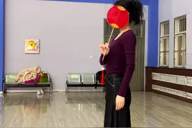 #杏花落#课堂随拍 #中老年形体训练基本功教学 #模特走秀形体训练课程 #旗袍走秀  课后随拍，不穿飘飘的纱裙是为了让学员更能看清楚动作，随后再分享下一组。