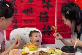 哇塞满6个月啦，全家为他准备了开荤仪式，愿哇塞小朋友以后衣食无忧，健康成长！#皇宠开荤礼盒#大眼萌辅食碗#亲子