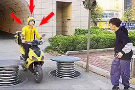 这就是闯红灯的后果，送外卖的被吃席了！ #搞笑视频#搞笑配音#搞笑视频封面