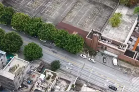 据说这里曾经带动阳山一半的GDP的地方，也是广东长途考点之一阳山考点！正因为这个考点让更多人知道广东阳山这个扶贫县和阳山特产！可惜2018年取消长途考试！你们也是来广东阳山考长途吗评论区留言#阳山 #业余航拍视频封面