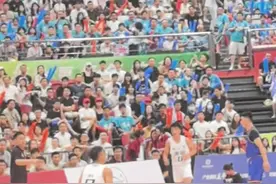 #浙BA 杭州赛区半决赛首战，#富阳 队中场以43-34领先#萧山 队，占得#决赛 先机。#我打我的浙BA