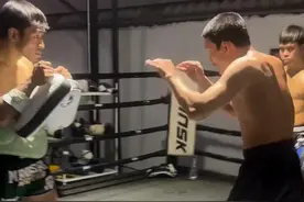 #职业拳手 #扫踢教学 #泰拳前扫腿教学 #小蜜蜂肘击 #裸拳比赛视频封面