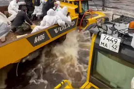 沃尔沃A40G铰接式自卸车,  在俄罗斯勘察加半岛渡河越野运输#汽车 #越野 #工程机械 #俄罗斯 视频封面