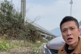 开车转弯时，如何判断车头的距离。##带你懂车 #新手上路 #驾驶技巧 #每天一个用车知识 #汽车知识 @抖音汽车视频封面