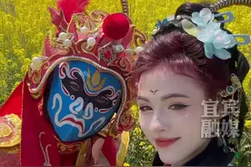 #老外成都油菜花田偶遇非遗变脸 小伙油菜花田表演川剧变脸惊呆老外，瞬间被吓成表情包，直呼太厉害了 #成都油菜花田里长出非遗了 #川剧演员油菜花田表演变脸圈粉外国人视频封面