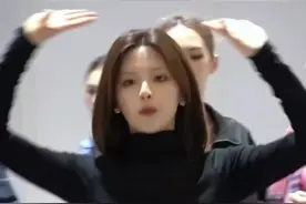 #杨超越 #星光大赏 #火箭少女101 #火箭少女101同框合照 练习室的火箭少女跳舞💃，超越妹妹还是很会跳😍😍😍视频封面