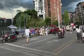 受台风“竹节草”影响 长江江苏段全线停航 江苏苏州 常州 泰州等地 已升级发布暴雨黄色预警#台风 #台风竹节草 #江苏天气