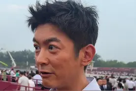 纪念大会现场，浙江之声记者偶遇演员杜江。他说，大家都很期待此次阅兵，中国军人的分列式世界第一，大国重器的亮相代表了祖国强大的未来。（浙江之声记者李振阳）#杜江 #九三阅兵 #北京#抗战胜利80周年