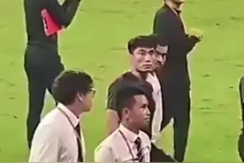 国足之名场面，郑智怒视球迷#中国男足视频封面