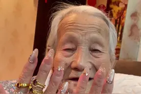 谁说潮流只属于年轻人？92岁小女孩一口气网购两盒戒指你敢信？ #高龄萝莉 #高龄萝莉的日常 #92岁奶奶贴上穿戴甲开心展示 #92岁奶奶网购戒指开心展示 #关爱老人传递正能量视频封面