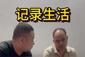【深夜路灯下，云饺热乎，思念滚烫】 十六年高墙相隔，两代人在烟火里重逢。热乎的云饺包着十六年的思念，新买的手机存着迟到的团圆。今夜借着酒意穿过城市灯火，那个在案板前扛起全家生计的男孩，终于能伏在父亲膝头，做回渴盼父爱的孩童。#百善孝为先 #正能量 #佳禾云饺 #记录真实生活 #父亲 @抖音小助手 @DOU+上热门