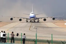 离飞机这么近，超震撼，一起来看飞机吧，广州白云机场的新机位看飞机#一起看飞机 #看飞机最佳地点 #广州白云机场视频封面