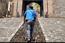 神木户外自驾研学旅行之方山张家塔 【神木户外自驾研学旅行之方山张家塔】重走一百一十年前，克拉克穿越之旅。      古朴淳厚的小山庄[强][强][强]人文旅行《穿越陕甘：1908-1909克拉克考察队华北行纪》山西：一路向西，一路治病，在临县、兴县见到了依山而建的窑院群，昨天去的就是这条古道。吕梁的黄土高原远甚于神木，全是沟，峁，坡，塬等黄土典型地貌，但是到现在仍然不差人，一村连一村，一家连一家，房屋大多翻修新建，沿黄经兔板太佳转呼北在离石下，到了张家塔，时间有点长，缓步张家塔古村，但见城楼、民居、宅楼、祠堂、寺庙犬牙交错，和谐布局。石雕、匾额、木构、炕围画等精致美观，充斥着浓厚的文化气息。尤其是家家户户的门额上，木雕石刻的“行必履正”“屏山带水”“酌史锄径”“进德修业”“耕读传家”等横额，展现了主人的处事情怀和文化底蕴。这其实就是晋西北移民史，是民众自发的中国版西进移民潮，神木俗语紫金山大了，没柴烧，深度解析即源于此。#麟州风物与风流人物 #大好河山 #古村落