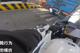 湖南小哥骑摩托车，在广东上高速，工作人员尽责劝阻。