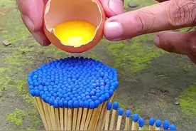 男人肚子实在太饿了，便将火柴立起来，打算用火柴烤鸡蛋吃 #内容启发搜索视频封面