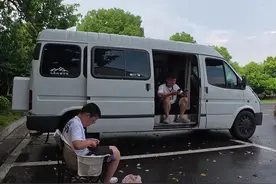 带儿子跑车第三天，从安徽合肥拉货到了江苏溧阳，让孩子感受生活的不易，顺便带他到处走走，开阔眼界，虽然辛苦，但这也许就是我们父子之间最美好的时光#货车司机 #用抖音记录卡车生活 #记录真实生活 #一人一车一世界