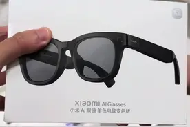 小米AI眼镜全网最快速上手体验来了 小米AI眼镜全网最快速上手体验来了 充电盒没有充电功能，变色版本无法换镜片，支持同声传译 录制画质大家感觉怎么样？收声还是非常好的！#小米AI眼镜 #小米眼镜 #小米发布会 #小米手机 #小米YU7