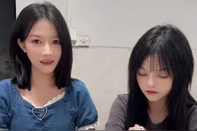 趣味游戏炸金花 炸鸡一定要坚定，对面就会投降了@沙雕表妹  #沙雕女孩欢乐多 #扑克牌的各种玩法 #视频纯属娱乐请勿模仿 #五花八门的消遣方式 #意想不到的结局视频封面