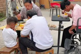 好几天没来了，不知道三行吃的啥，给他带点糕点，炖点排骨！ #新农人计划2025 #抖音记录农村生活 #我的乡村生活 #农村生活#记录真实农村生活视频封面