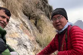 在巴基斯坦的山上发现海蓝宝石露头 海蓝宝石是伟晶岩中常见宝石矿物之一#矿物晶体 #中国地质大学 #寻宝 #巴基斯坦 #神奇的大自然视频封面