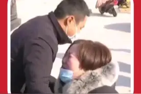 雪天大货车溜坡，山东大汉搬24块石头救命，家属当面跪谢“救了我们全家人”#山东人#货车溜坡山东人搬石头相救#致敬平凡英雄视频封面