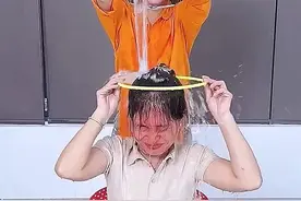 泼水游戏大挑战，看谁变成落汤鸡！ #搞笑视频#搞笑配音#搞笑