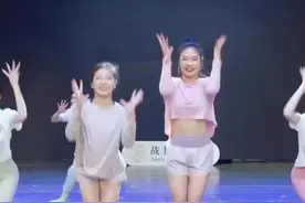 战旗团队祝大家除夕快乐 这样的春节节目表演大家喜欢吗？太精彩了！#活力四射 #最炫民族风#台上一分钟台下十年功 #气氛搞起来 #祝大家新年快乐身体健康万事如意