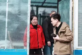 村支书教老人用AI自主解决问题，AI化身新农具，科技助农更接地气 #AI下乡秒变新农具 #吉林85后村支书教全村老人用AI视频封面