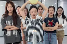 欢乐办公室游戏之“激动人心的水果扫雷”这也太倒霉了吧#万万没想到 #结果出乎意料 #办公室游戏视频封面