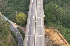 修路时为什么不直接推平这座山，推平不是更快，成本更低吗？为何要修成隧道，你知道其中的原因吗？#高速公路 #隧道工程 #航拍 #度假康养in贵州 #内容启发搜索视频封面