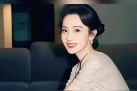 1987年刘晓莉与安少康在湖北武汉生下了一女孩，取名安风，她就是刘亦菲。97年刘晓莉与安少康离婚，后嫁给了美国一律师，安风改名刘茜美子，入了美国籍。#老照片#历史人物#历史故事