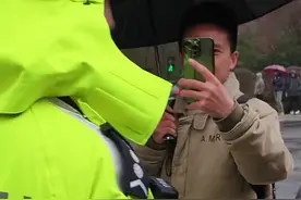 #交警正能量 周末西湖景区是限行的，高架是否限行兔子警官说我不太清楚，我帮你搜一下#杭州交警 #杭州最美女交警 #杭州交警李语蔚 #实拍视频 @DOU+上热门