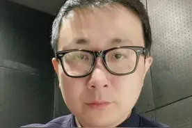 大型犬撕咬母女 通报来了！ 犬只被约束，涉案人员钟某某、王某某已被采取刑事强制措施！只是这事这没这么简单！#警方通报辖区内一公园犬只伤人 #制止4条大型犬咬人男子系饲养员 #内容启发搜索 #头条双星激励计划 #文峰说视频封面