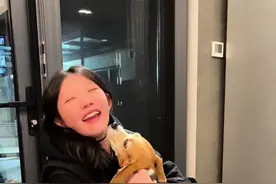 【第116集】四个月前铁炮和爸爸在街边捡到了实验犬福宝 当时铁炮的一句“爹，能救救它吗？”，改变了它后半生的命运，后来铁炮出国读书了，那时候福宝还没回家，时隔四个月当福宝再次见到铁炮的那一刻，从它的表现上看，它认识铁炮，并且……有感恩的心#兰帝一家的幸福生活 #记录真实生活