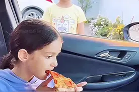 车窗外讨饭的乞丐，没想到女孩会这样做！ #搞笑视频#搞笑配音#搞笑视频封面