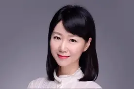 巨浪吞人，退伍兵哥闯“鬼门关”，死拽母女上岸！#薇观察 #女孩被浪卷走众人合力营救 #白衣小哥回应顶着海浪救母女视频封面