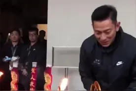 #刘德华 为接下来连续20场红磡演唱会举行拜神仪式，主场作战更让人期待了！