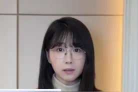 一个烟头代价有多大？这段“火”上热搜的监控让人心惊胆战 #男子楼上扔烟头引爆楼下炮摊 #乱扔烟头引起火灾 #随手乱丢烟头的危害 #消防安全 #新闻姐 @抖音短视频视频封面